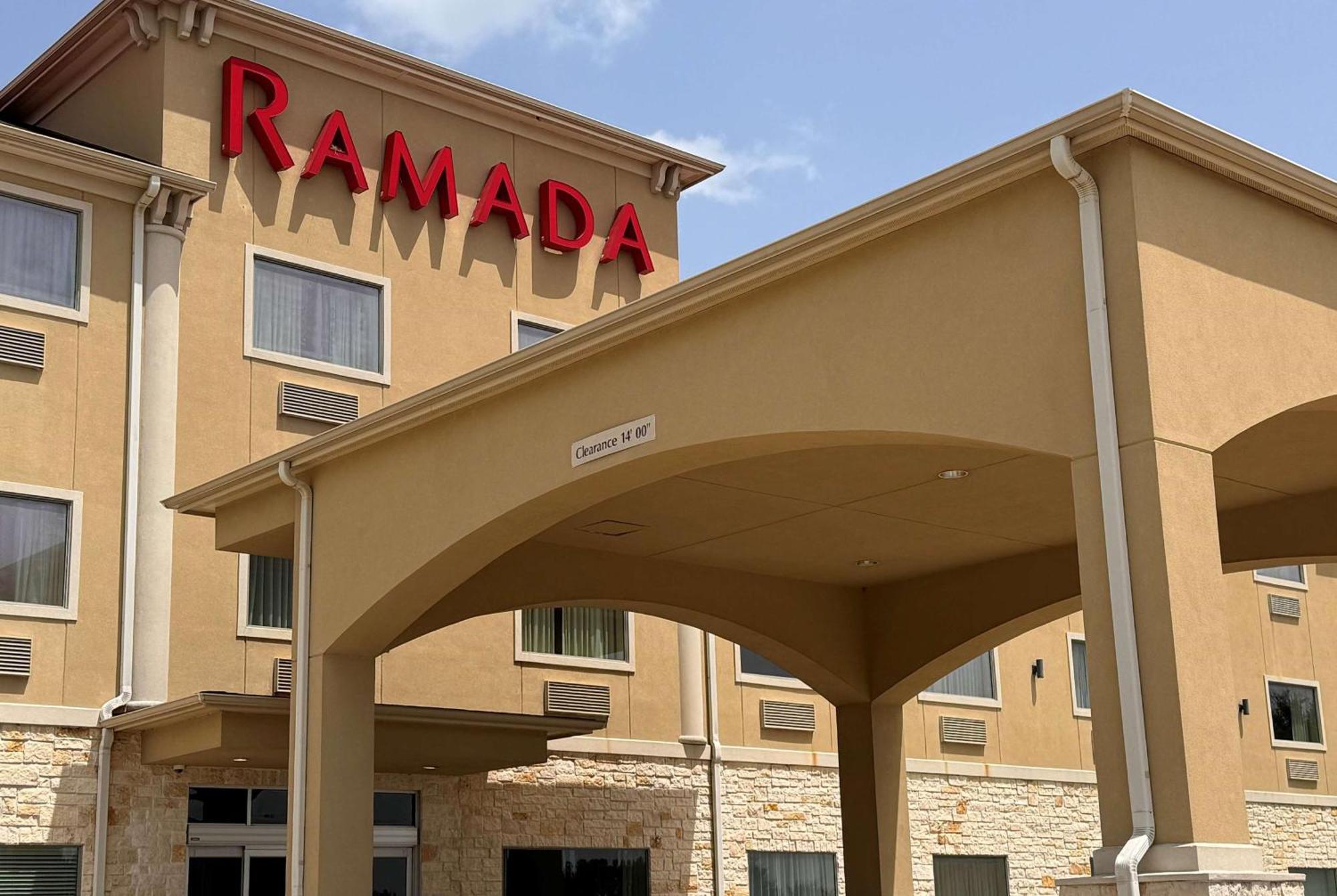 Готель Ramada By Wyndham Колледж-Стейшен Екстер'єр фото