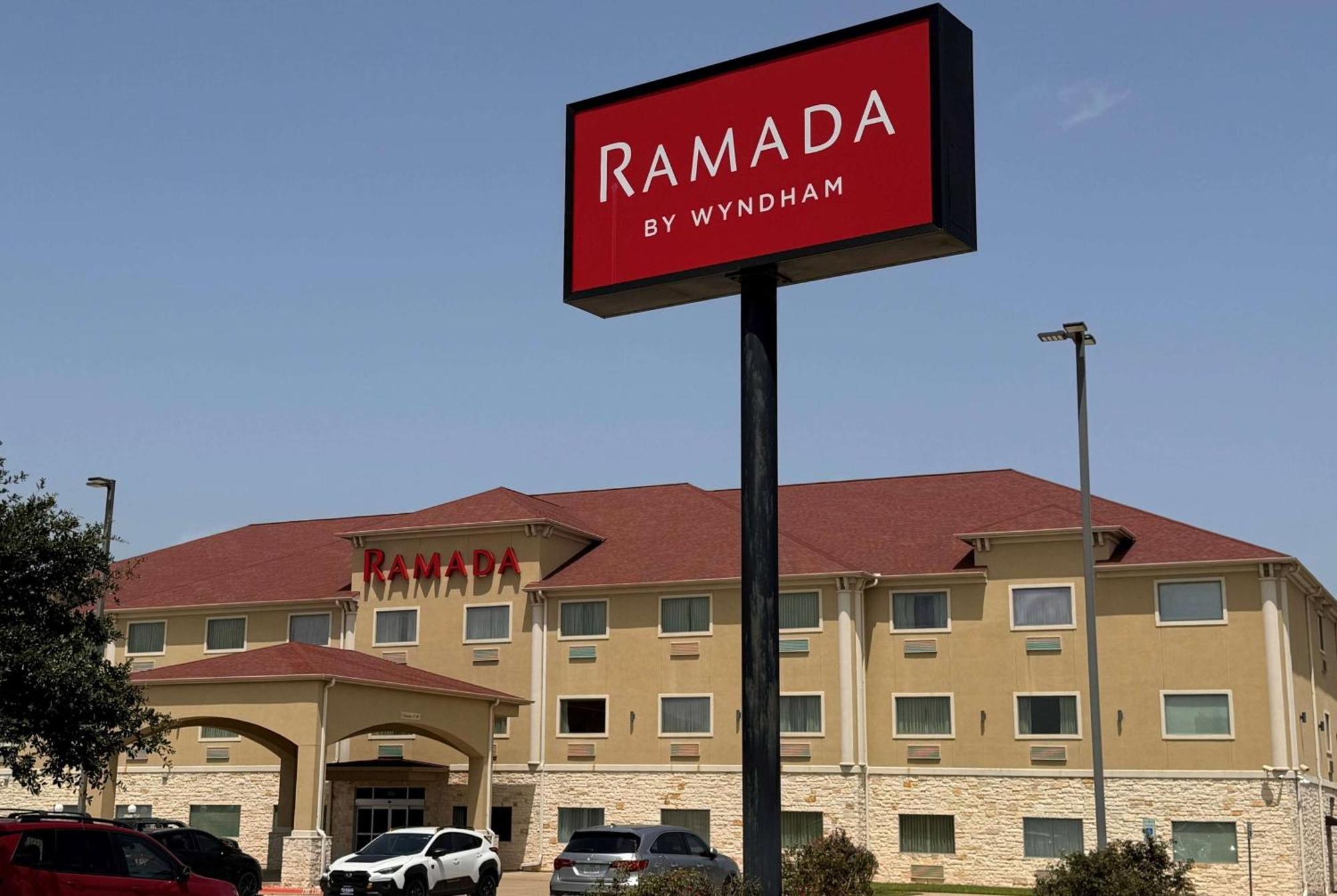 Готель Ramada By Wyndham Колледж-Стейшен Екстер'єр фото